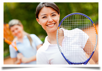 Foto de jogadoras em uma quadra de tênis